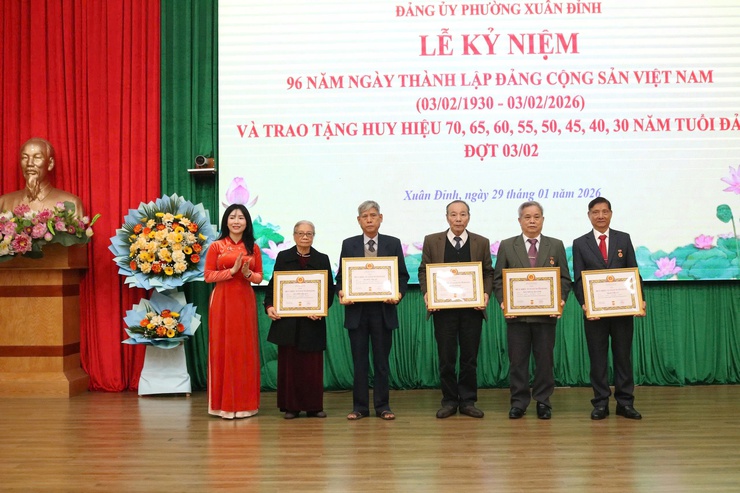 Phường Xuân Đỉnh: kỷ niệm 96 năm Ngày thành lập Đảng và trao tặng Huy hiệu Đảng cho 59 đảng viên- Ảnh 3.