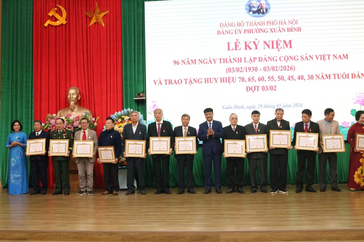 Phường Xuân Đỉnh: kỷ niệm 96 năm Ngày thành lập Đảng và trao tặng Huy hiệu Đảng cho 59 đảng viên- Ảnh 4.