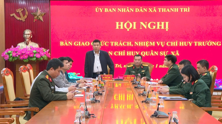 Bàn giao chức vụ Chỉ huy trưởng Ban Chỉ huy Quân sự xã Thanh Trì, TP Hà Nội- Ảnh 2.