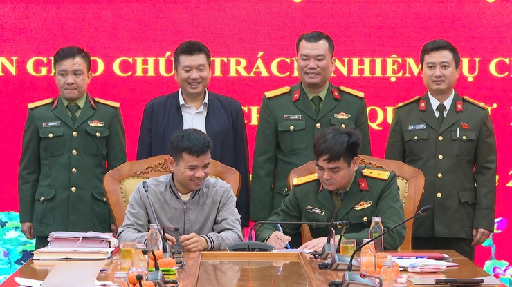 Bàn giao chức vụ Chỉ huy trưởng Ban Chỉ huy Quân sự xã Thanh Trì, TP Hà Nội- Ảnh 4.