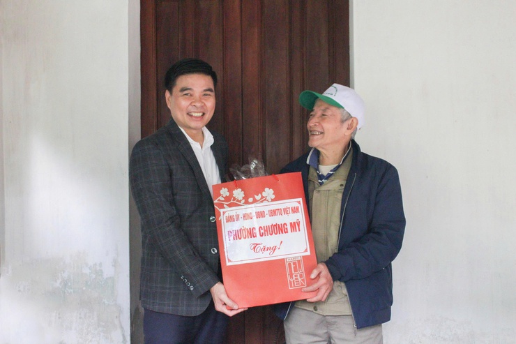 Đồng chí Trịnh Duy Oai thăm, tặng quà người có công và người cao tuổi nhân dịp Tết Nguyên đán Bính Ngọ 2026- Ảnh 2.