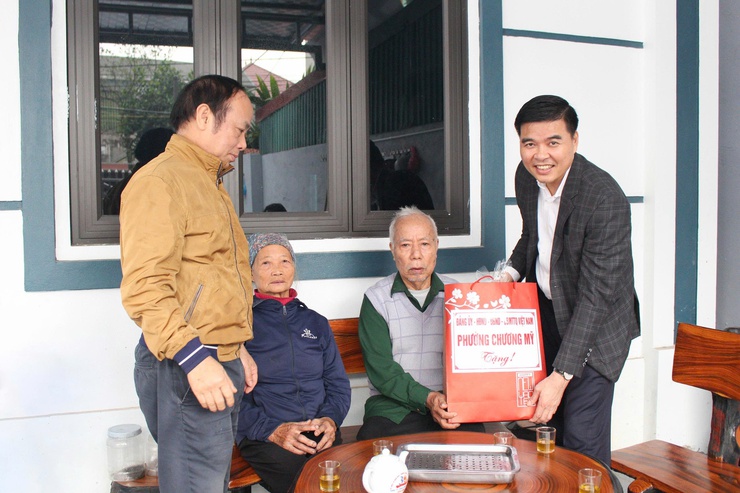 Đồng chí Trịnh Duy Oai thăm, tặng quà người có công và người cao tuổi nhân dịp Tết Nguyên đán Bính Ngọ 2026- Ảnh 4.