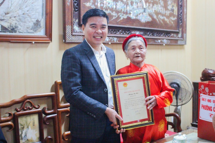 Đồng chí Trịnh Duy Oai thăm, tặng quà người có công và người cao tuổi nhân dịp Tết Nguyên đán Bính Ngọ 2026- Ảnh 1.