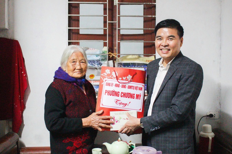 Đồng chí Trịnh Duy Oai thăm, tặng quà người có công và người cao tuổi nhân dịp Tết Nguyên đán Bính Ngọ 2026- Ảnh 5.