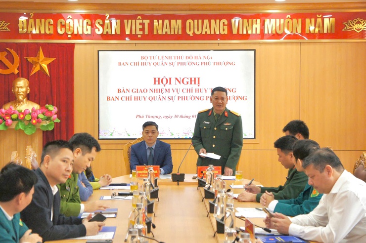 Phường Phú Thượng tổ chức bàn giao nhiệm vụ Chỉ huy trưởng Ban Chỉ huy quân sự phường- Ảnh 1.