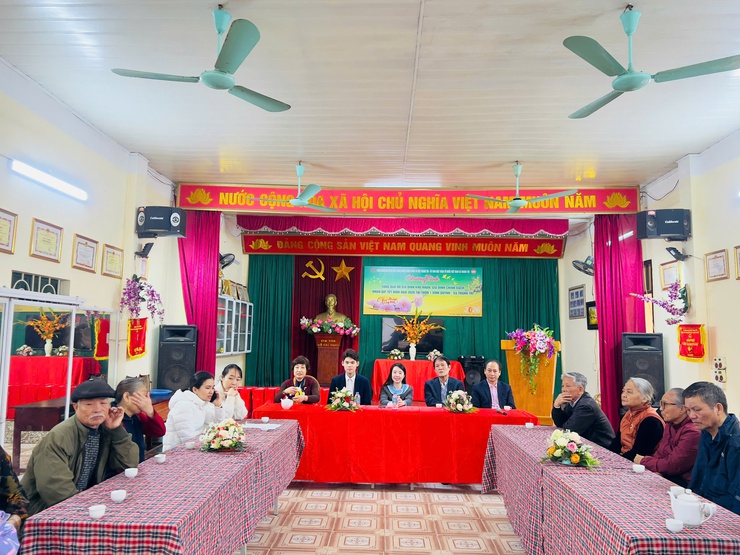 Trao quà Tết cho các hộ gia đình có hoàn cảnh khó khăn tại thôn 1 Vĩnh Quỳnh, xã Thanh Trì. - Ảnh 1.