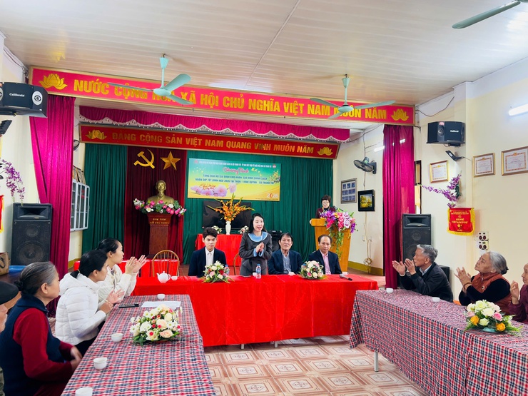 Trao quà Tết cho các hộ gia đình có hoàn cảnh khó khăn tại thôn 1 Vĩnh Quỳnh, xã Thanh Trì. - Ảnh 2.