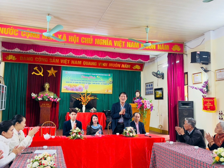 Trao quà Tết cho các hộ gia đình có hoàn cảnh khó khăn tại thôn 1 Vĩnh Quỳnh, xã Thanh Trì. - Ảnh 3.