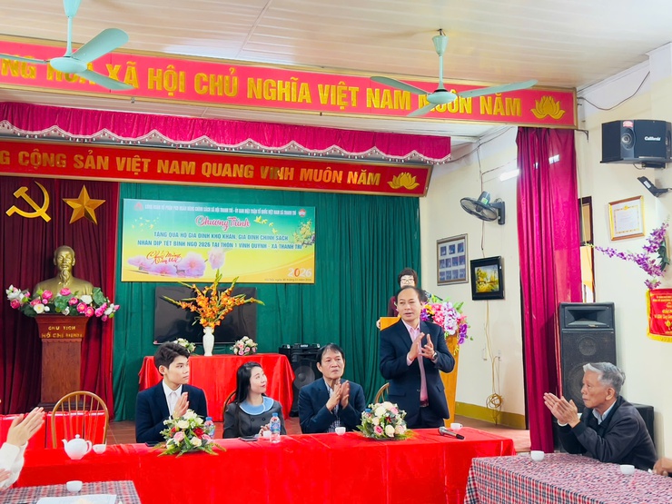 Trao quà Tết cho các hộ gia đình có hoàn cảnh khó khăn tại thôn 1 Vĩnh Quỳnh, xã Thanh Trì. - Ảnh 4.