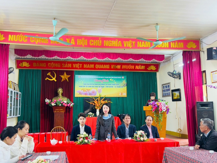 Trao quà Tết cho các hộ gia đình có hoàn cảnh khó khăn tại thôn 1 Vĩnh Quỳnh, xã Thanh Trì. - Ảnh 5.