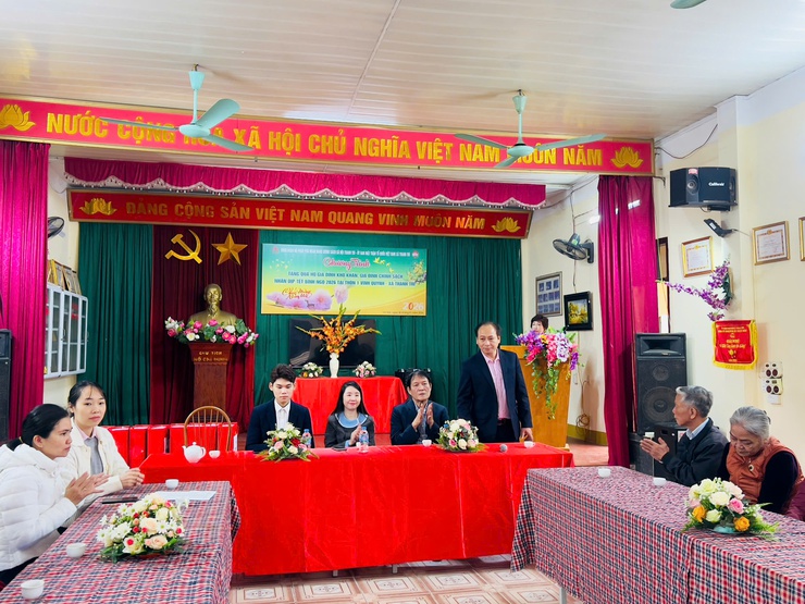 Trao quà Tết cho các hộ gia đình có hoàn cảnh khó khăn tại thôn 1 Vĩnh Quỳnh, xã Thanh Trì. - Ảnh 6.