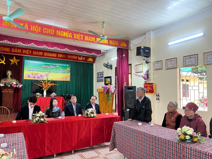 Trao quà Tết cho các hộ gia đình có hoàn cảnh khó khăn tại thôn 1 Vĩnh Quỳnh, xã Thanh Trì. - Ảnh 8.