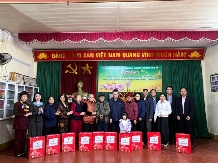 Trao quà Tết cho các hộ gia đình có hoàn cảnh khó khăn tại thôn 1 Vĩnh Quỳnh, xã Thanh Trì. - Ảnh 7.