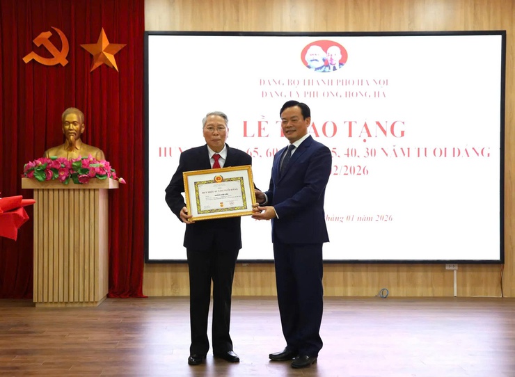 123 đảng viên phường Hồng Hà vinh dự nhận Huy hiệu Đảng đợt 3/2- Ảnh 1.