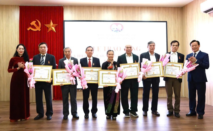 123 đảng viên phường Hồng Hà vinh dự nhận Huy hiệu Đảng đợt 3/2- Ảnh 2.