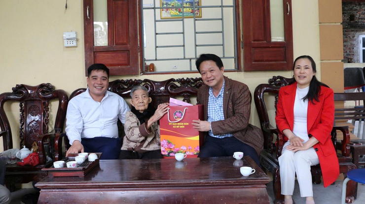 Lãnh đạo xã Mỹ Đức thăm, tặng quà nhân dịp Tết Nguyên Đán Bính Ngọ 2026- Ảnh 2.