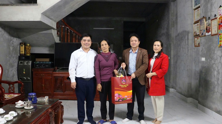 Lãnh đạo xã Mỹ Đức thăm, tặng quà nhân dịp Tết Nguyên Đán Bính Ngọ 2026- Ảnh 7.