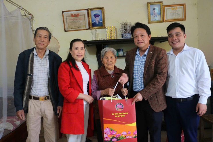 Lãnh đạo xã Mỹ Đức thăm, tặng quà nhân dịp Tết Nguyên Đán Bính Ngọ 2026- Ảnh 6.