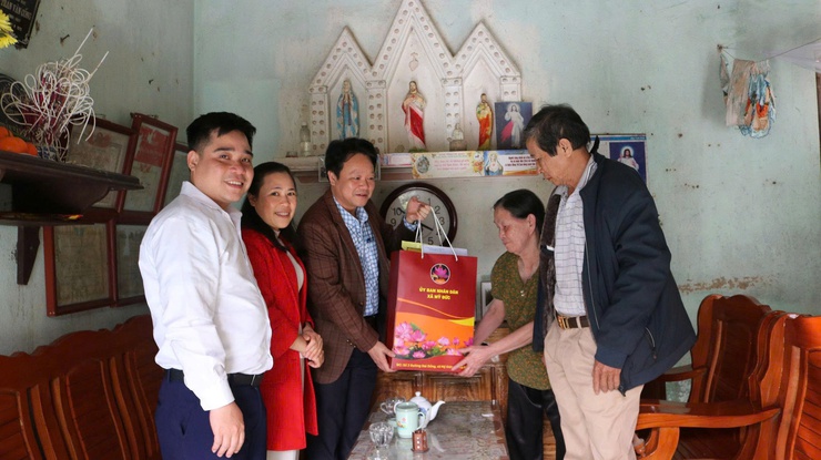 Lãnh đạo xã Mỹ Đức thăm, tặng quà nhân dịp Tết Nguyên Đán Bính Ngọ 2026- Ảnh 8.