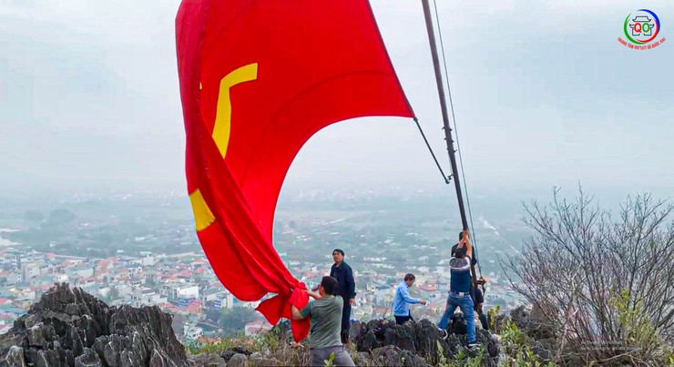 QUỐC OAI TREO CỜ ĐẢNG TRÊN ĐỈNH NÚI THẦY – TIẾP NỐI TRUYỀN THỐNG, THẮP SÁNG NIỀM TIN TRONG KỶ NGUYÊN VƯƠN MÌNH CỦA DÂN TỘC- Ảnh 1.