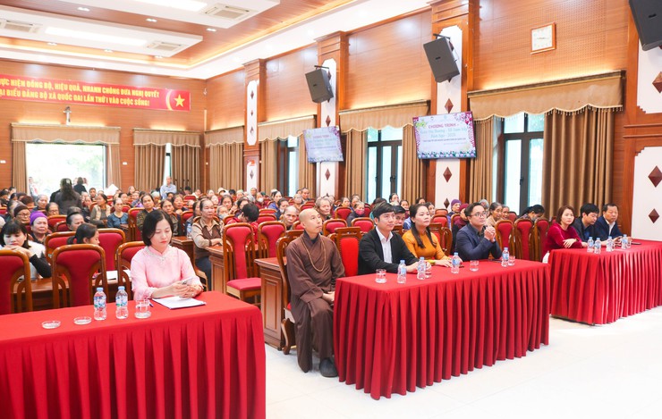 Xã Quốc Oai phối hợp trao 130 suất quà Tết cho người già neo đơn dịp Xuân Bính Ngọ 2026- Ảnh 1.