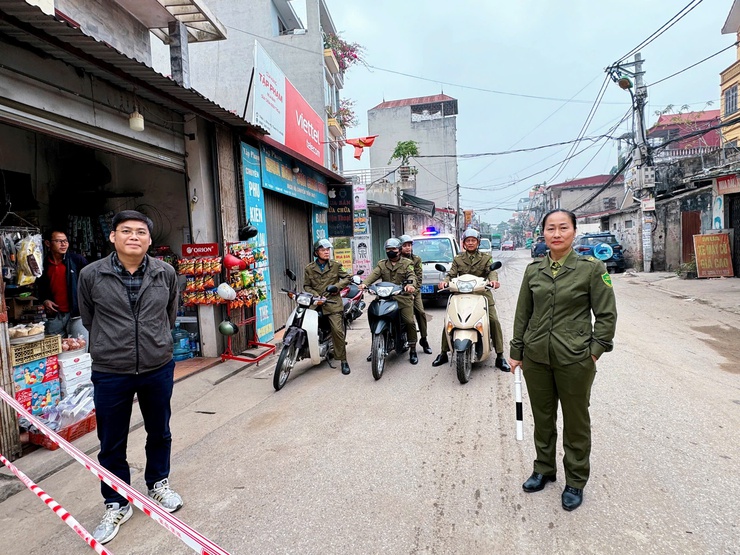 Vỉa hè thông thoáng – “thước đo” bản lĩnh giải quyết “điểm nghẽn” của xã Nam Phù trước thềm Tết Bính Ngọ - Ảnh 1.