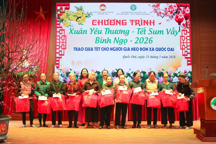 Xã Quốc Oai phối hợp trao 130 suất quà Tết cho người già neo đơn dịp Xuân Bính Ngọ 2026- Ảnh 10.
