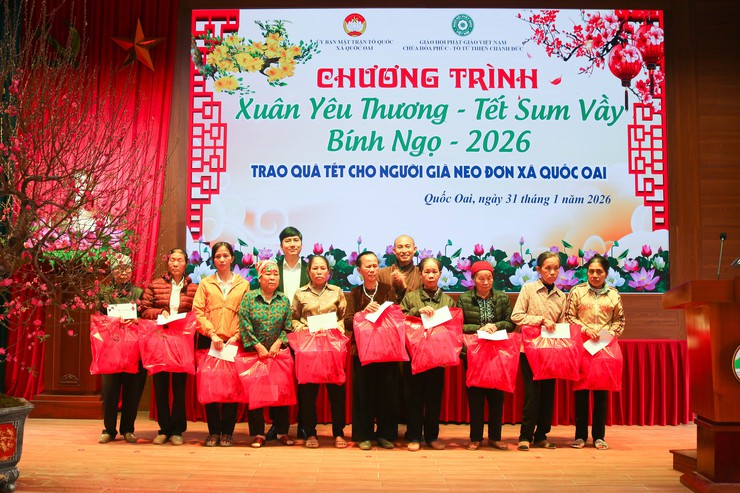 Xã Quốc Oai phối hợp trao 130 suất quà Tết cho người già neo đơn dịp Xuân Bính Ngọ 2026- Ảnh 11.