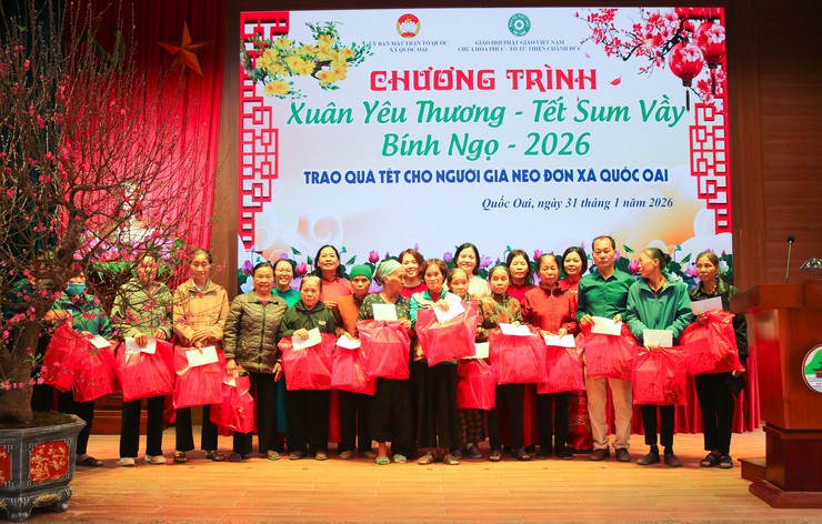 Xã Quốc Oai phối hợp trao 130 suất quà Tết cho người già neo đơn dịp Xuân Bính Ngọ 2026- Ảnh 12.