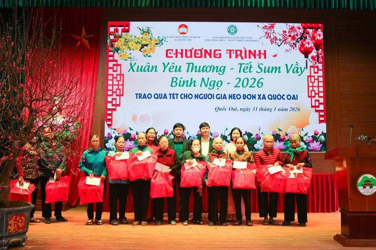 Xã Quốc Oai phối hợp trao 130 suất quà Tết cho người già neo đơn dịp Xuân Bính Ngọ 2026- Ảnh 13.