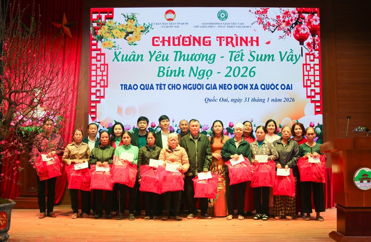 Xã Quốc Oai phối hợp trao 130 suất quà Tết cho người già neo đơn dịp Xuân Bính Ngọ 2026- Ảnh 14.