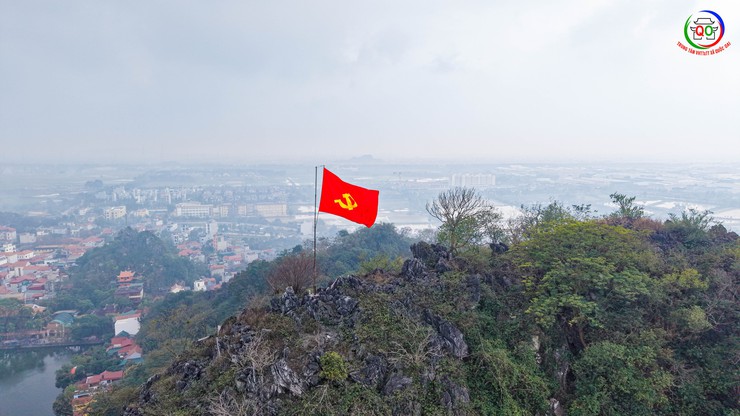 QUỐC OAI TREO CỜ ĐẢNG TRÊN ĐỈNH NÚI THẦY – TIẾP NỐI TRUYỀN THỐNG, THẮP SÁNG NIỀM TIN TRONG KỶ NGUYÊN VƯƠN MÌNH CỦA DÂN TỘC- Ảnh 3.