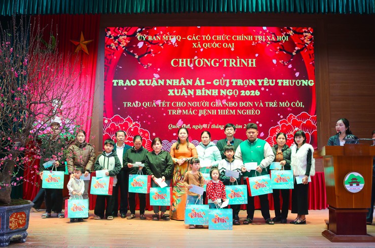 QUỐC OAI: TRAO QUÀ TẾT CHO NGƯỜI GIÀ NEO ĐƠN VÀ TRẺ EM MỒ CÔI, TRẺ EM MẮC BỆNH HIỂM NGHÈO NHÂN DỊP XUÂN BÍNH NGỌ 2026- Ảnh 1.