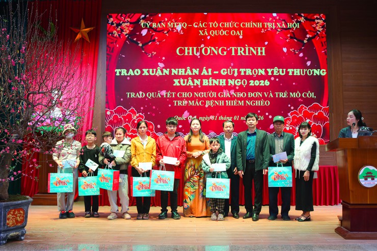 QUỐC OAI: TRAO QUÀ TẾT CHO NGƯỜI GIÀ NEO ĐƠN VÀ TRẺ EM MỒ CÔI, TRẺ EM MẮC BỆNH HIỂM NGHÈO NHÂN DỊP XUÂN BÍNH NGỌ 2026- Ảnh 2.