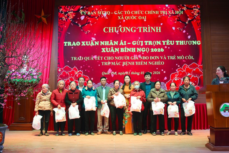 QUỐC OAI: TRAO QUÀ TẾT CHO NGƯỜI GIÀ NEO ĐƠN VÀ TRẺ EM MỒ CÔI, TRẺ EM MẮC BỆNH HIỂM NGHÈO NHÂN DỊP XUÂN BÍNH NGỌ 2026- Ảnh 3.