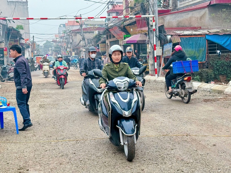 Vỉa hè thông thoáng – “thước đo” bản lĩnh giải quyết “điểm nghẽn” của xã Nam Phù trước thềm Tết Bính Ngọ - Ảnh 6.
