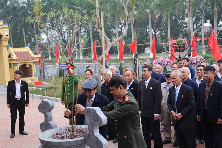 HỘI CỰU CÔNG AN NHÂN DÂN XÃ ƯNG THIÊN DÂNG HƯƠNG TẠI KHU LƯU NIỆM TRƯỞNG BAN THƯỜNG TRỰC QUỐC HỘI BÙI BẰNG ĐOÀN- Ảnh 1.