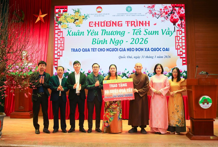 Xã Quốc Oai phối hợp trao 130 suất quà Tết cho người già neo đơn dịp Xuân Bính Ngọ 2026- Ảnh 4.
