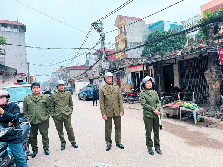 Vỉa hè thông thoáng – “thước đo” bản lĩnh giải quyết “điểm nghẽn” của xã Nam Phù trước thềm Tết Bính Ngọ - Ảnh 5.