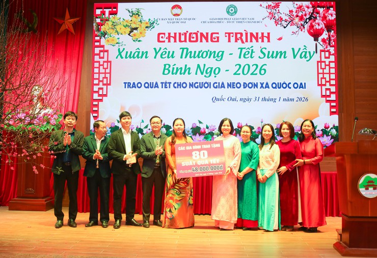 Xã Quốc Oai phối hợp trao 130 suất quà Tết cho người già neo đơn dịp Xuân Bính Ngọ 2026- Ảnh 5.