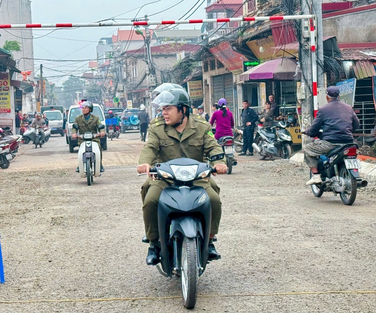 Vỉa hè thông thoáng – “thước đo” bản lĩnh giải quyết “điểm nghẽn” của xã Nam Phù trước thềm Tết Bính Ngọ - Ảnh 7.