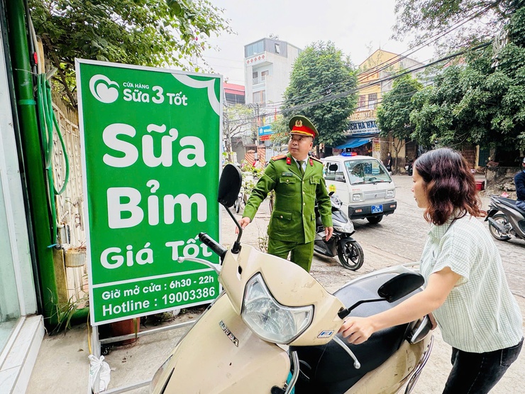 Vỉa hè thông thoáng – “thước đo” bản lĩnh giải quyết “điểm nghẽn” của xã Nam Phù trước thềm Tết Bính Ngọ - Ảnh 2.