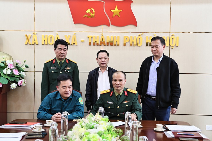 BÀN GIAO NHIỆM VỤ CHỈ HUY TRƯỞNG BAN CHỈ HUY QUÂN SỰ XÃ- Ảnh 2.