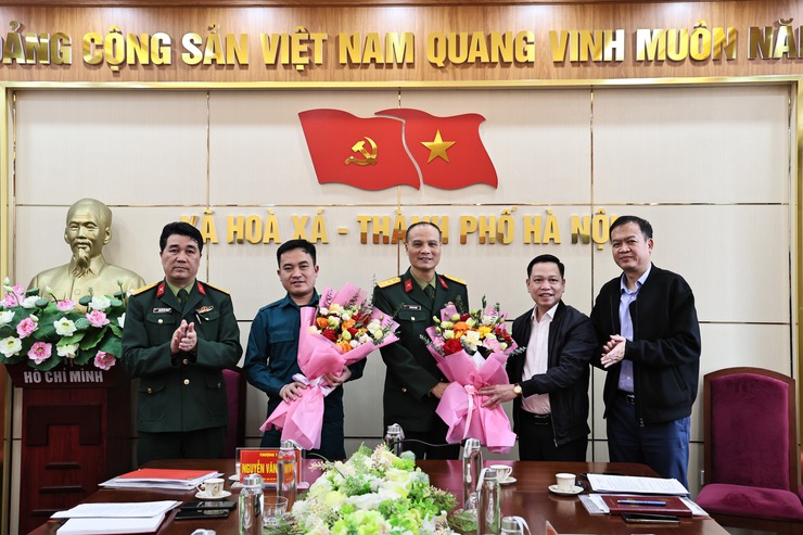 BÀN GIAO NHIỆM VỤ CHỈ HUY TRƯỞNG BAN CHỈ HUY QUÂN SỰ XÃ- Ảnh 1.