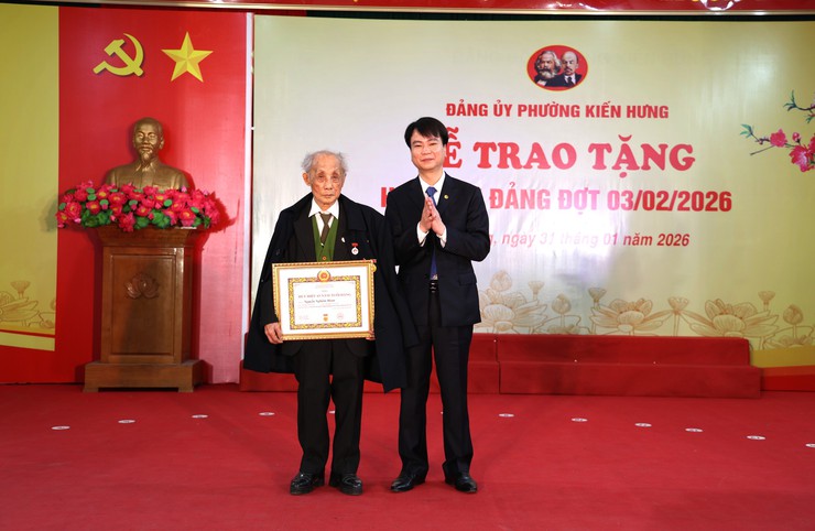 Phường Kiến Hưng long trọng tổ chức Lễ trao Huy hiệu đảng cho 60 đồng chí- Ảnh 1.