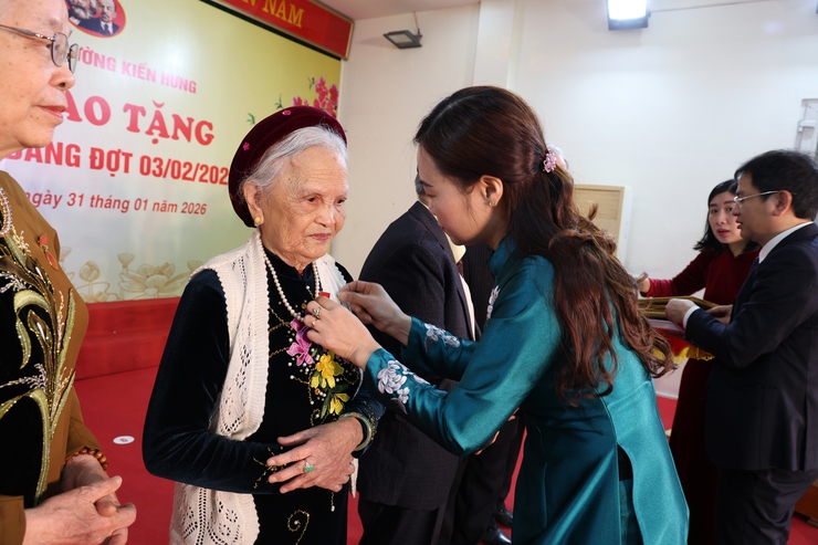 Phường Kiến Hưng long trọng tổ chức Lễ trao Huy hiệu đảng cho 60 đồng chí- Ảnh 2.