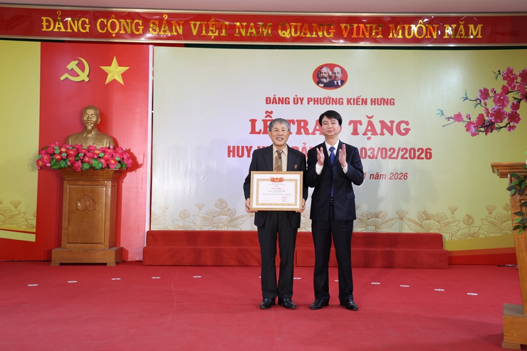 Phường Kiến Hưng long trọng tổ chức Lễ trao Huy hiệu đảng cho 60 đồng chí- Ảnh 6.