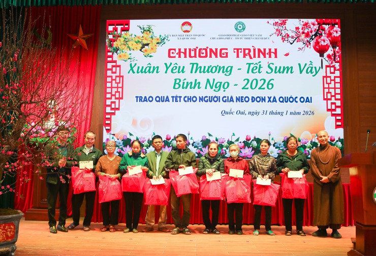 Xã Quốc Oai phối hợp trao 130 suất quà Tết cho người già neo đơn dịp Xuân Bính Ngọ 2026- Ảnh 7.