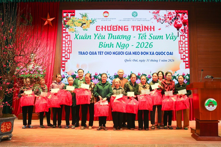 Xã Quốc Oai phối hợp trao 130 suất quà Tết cho người già neo đơn dịp Xuân Bính Ngọ 2026- Ảnh 8.
