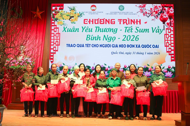 Xã Quốc Oai phối hợp trao 130 suất quà Tết cho người già neo đơn dịp Xuân Bính Ngọ 2026- Ảnh 9.